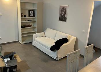 2 locali in centro paese