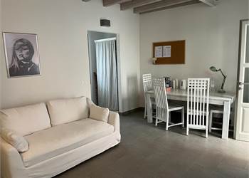 2 locali in centro paese