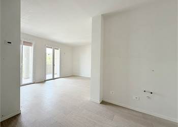 3 LOCALI CON TERRAZZO