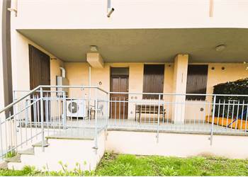 3 locali con cortile e box