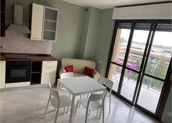 Bilocale in centro paese con box